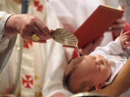 Primul copil al unui cuplu gay a fost botezat în biserică
